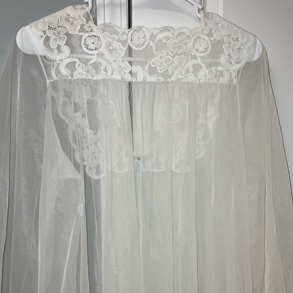 Vintage sheer white long robe lingerie with blue ribbon and lace floral pattern - Picture 8 of 10